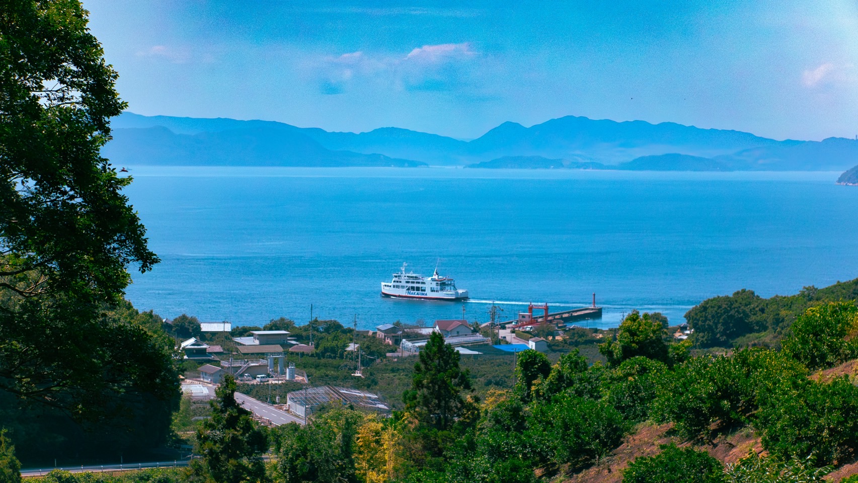 中島の港を出入りする船と瀬戸内海を見下ろす風景