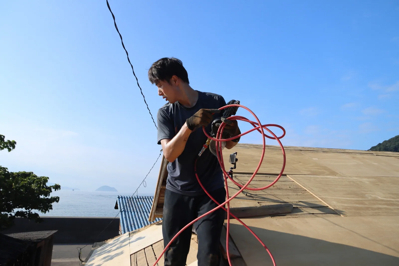 中島の古民家の屋根を改修する様子